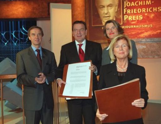 Die Preisträger mit dem Bundeskanzler und Ilse Friedrichs.